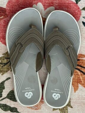 Cloudsteppers by Clarks Taupe Brown Flip Flop Sandals Adjustable Strap Size 9